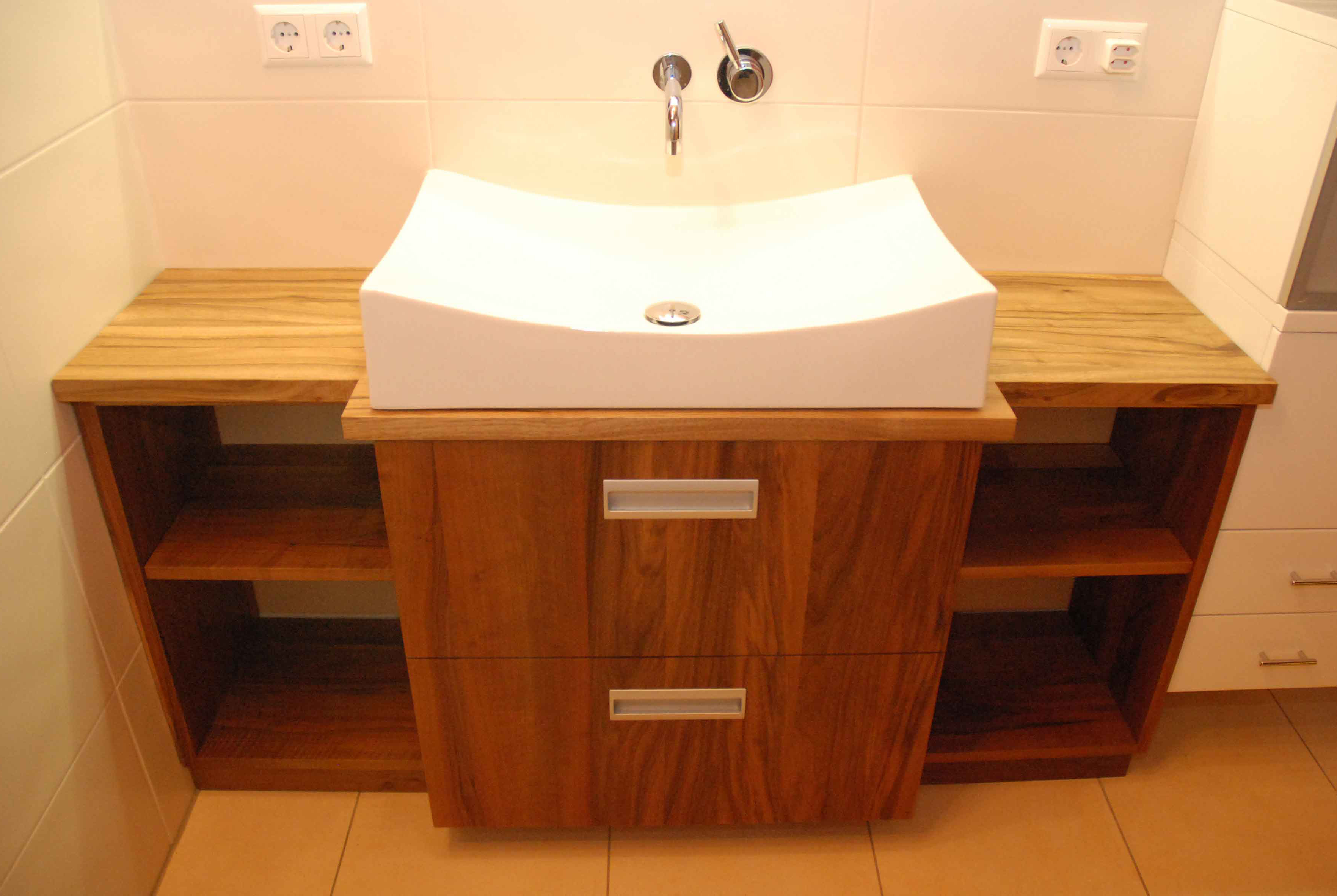 Badmöbel, Waschtisch, Spiegelschrank: Für jedes Bad nach Maß