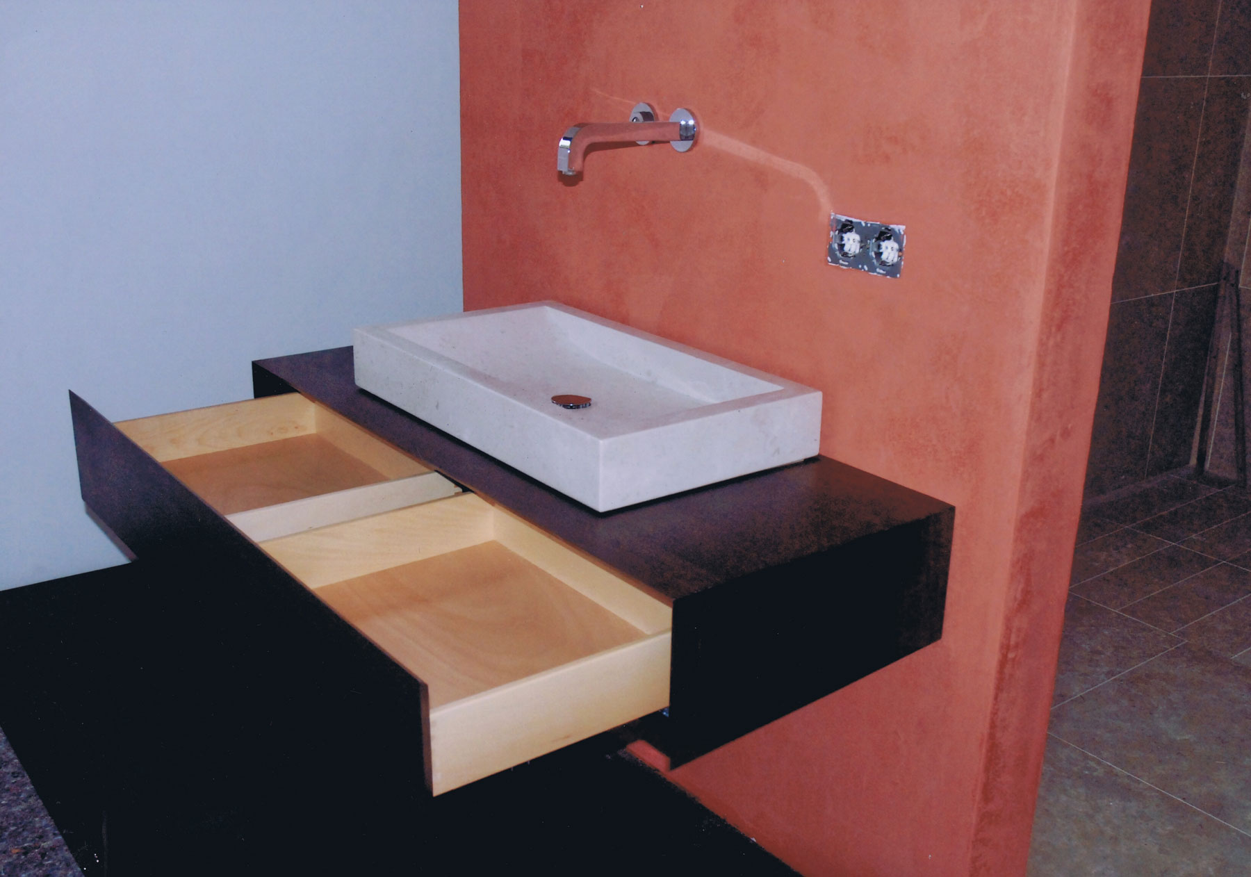 Front des Badschranks auf Gehrung mit 2 Schubladen