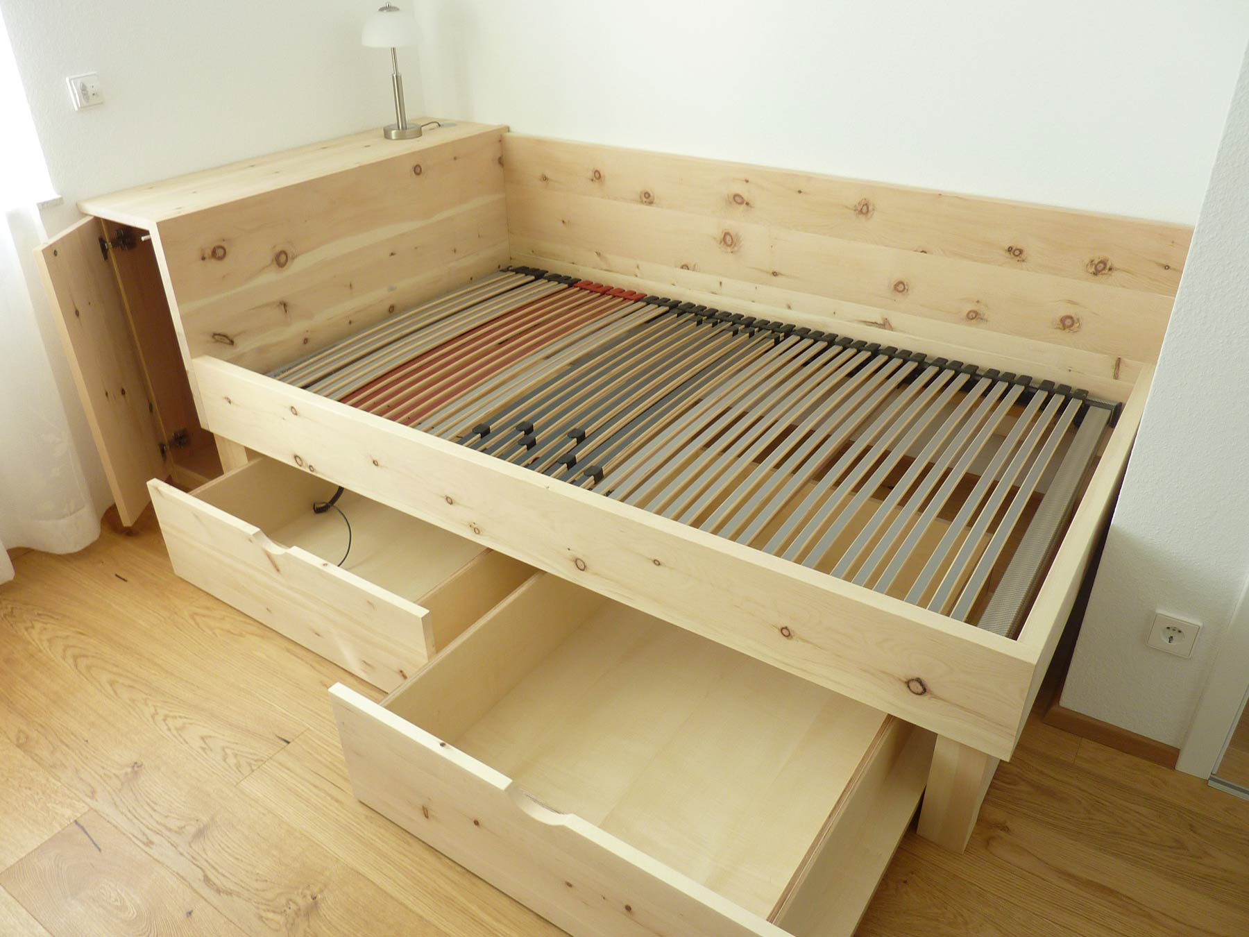 120 breites Zirbelkieferbett mit Schrank und Bett-Schubladen