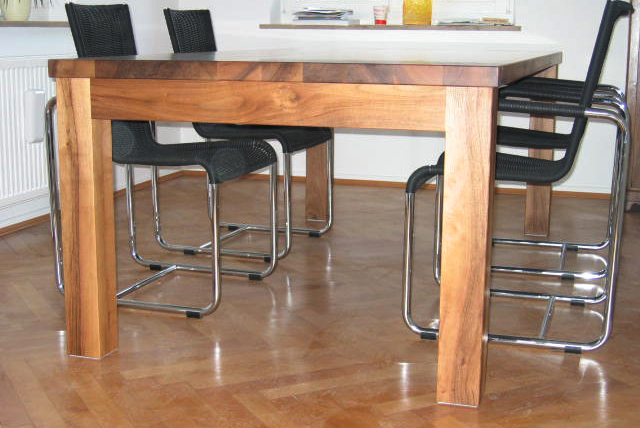 Tisch in Nussbaum Massivholz moderne Form