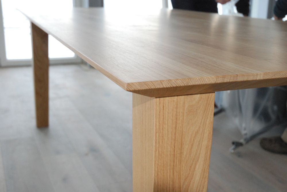 Massivholztisch mit abgeschrägter Tischplatte in Eiche