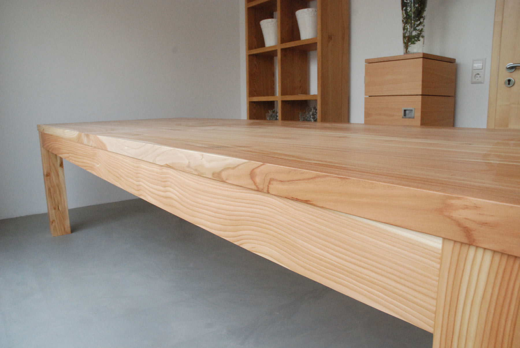 Langer Tisch aus Massivholz lackiert