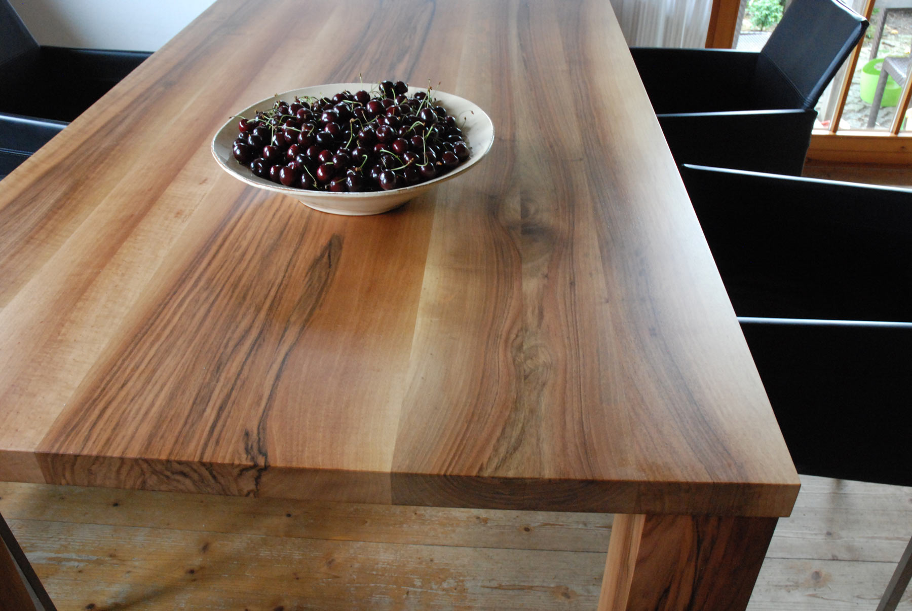 Tisch in Nussbaum 200cm lang Oberfläche lackiert