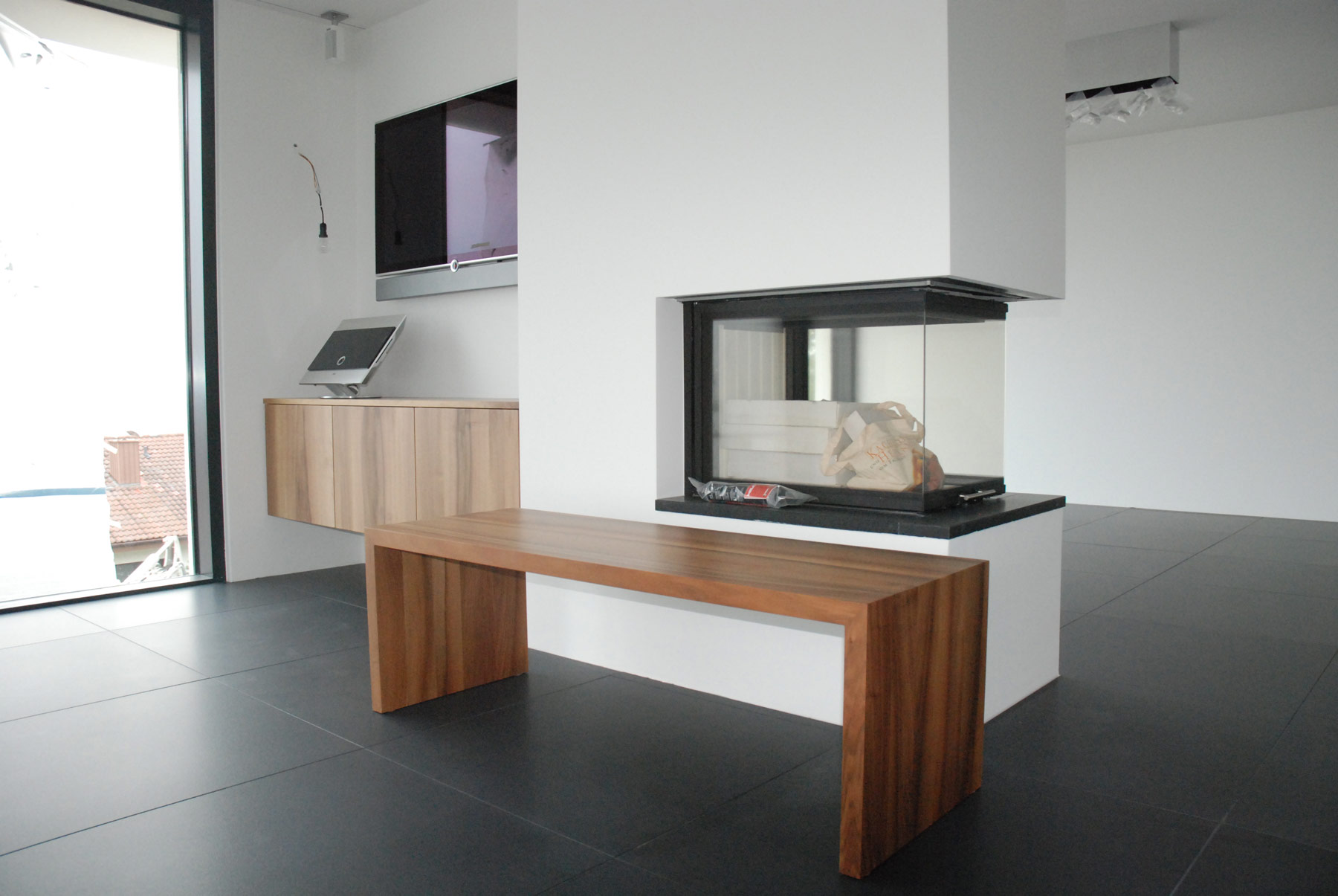 Hängendes nussbaum tv sideboard