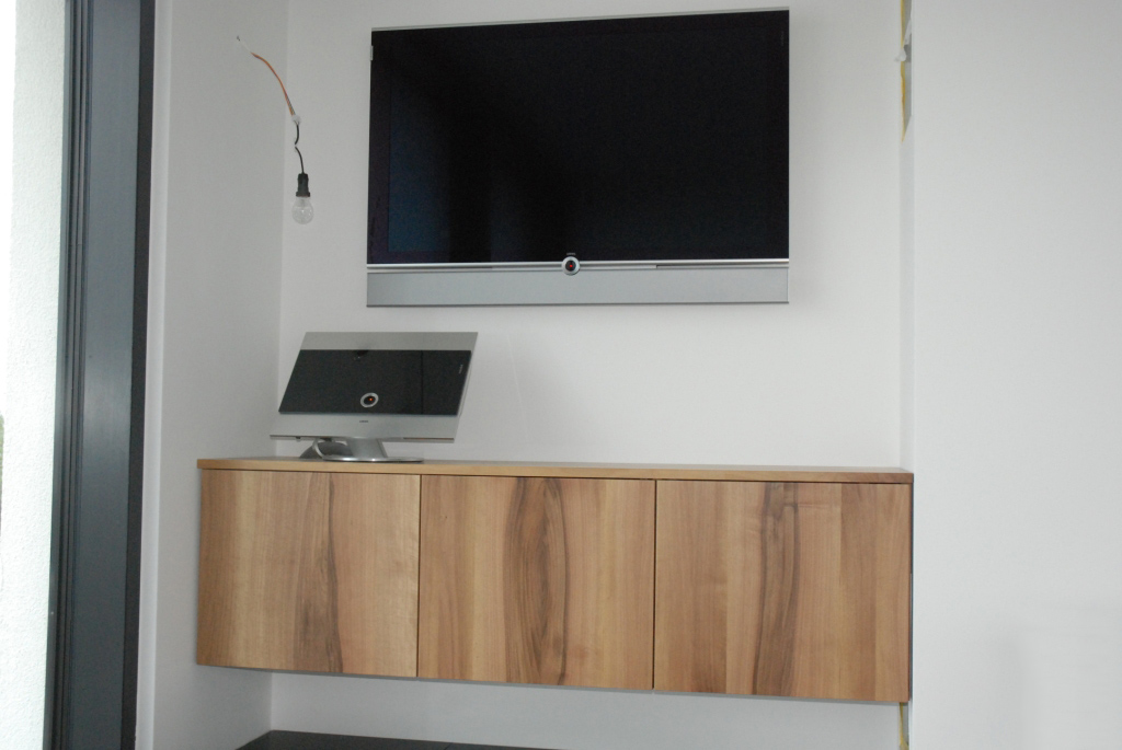 Design Sideboard für den TV in Nussbaum