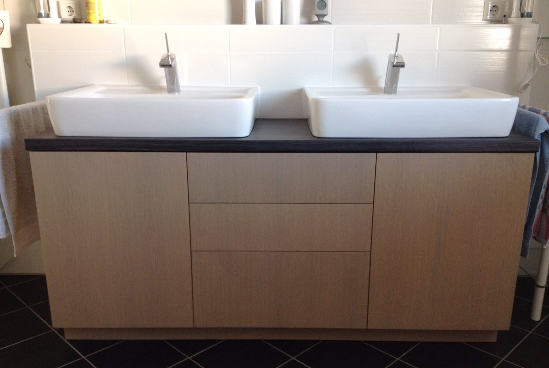 Badschrank in Multiplex grau gebeizt mit Steinplatte und Aufsatzwaschbecken