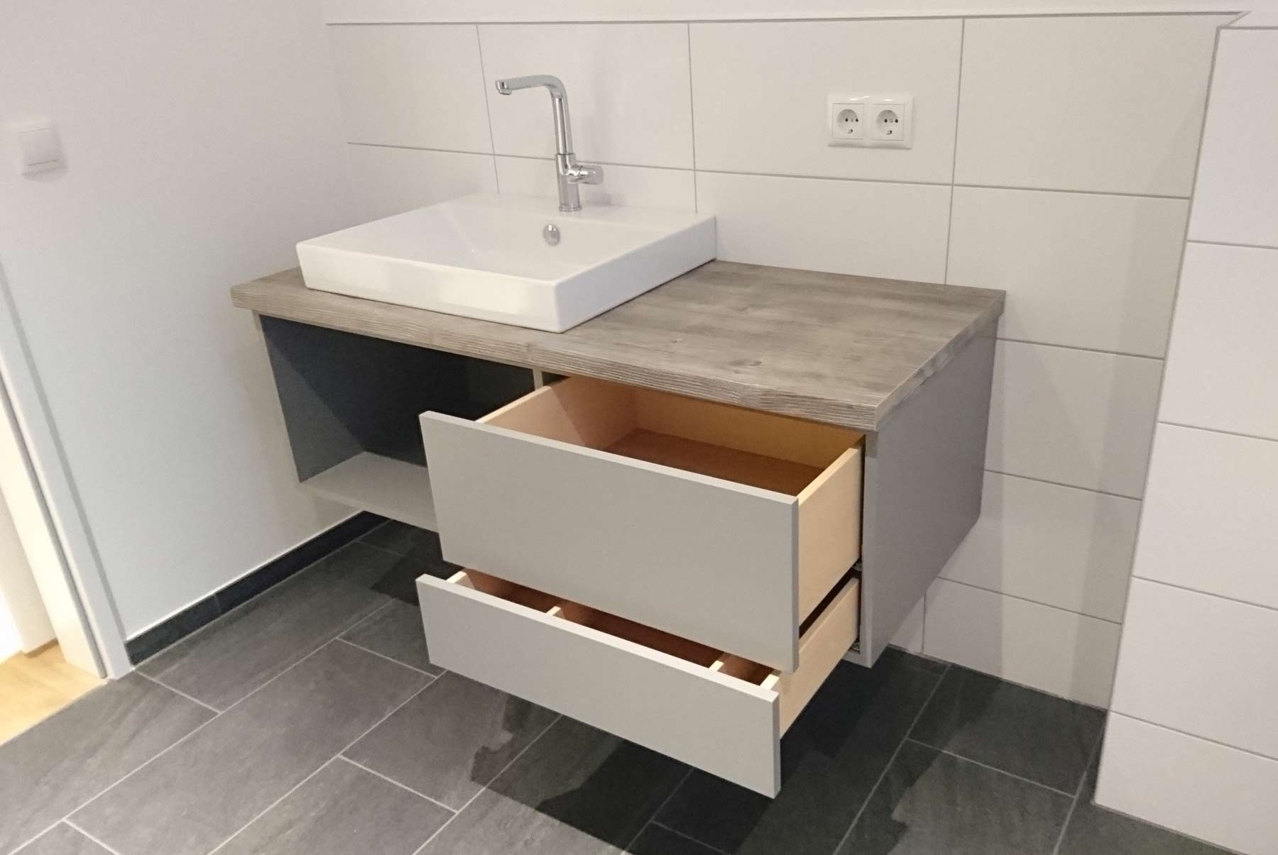 Badschrank grau mit Aufsatzbecken