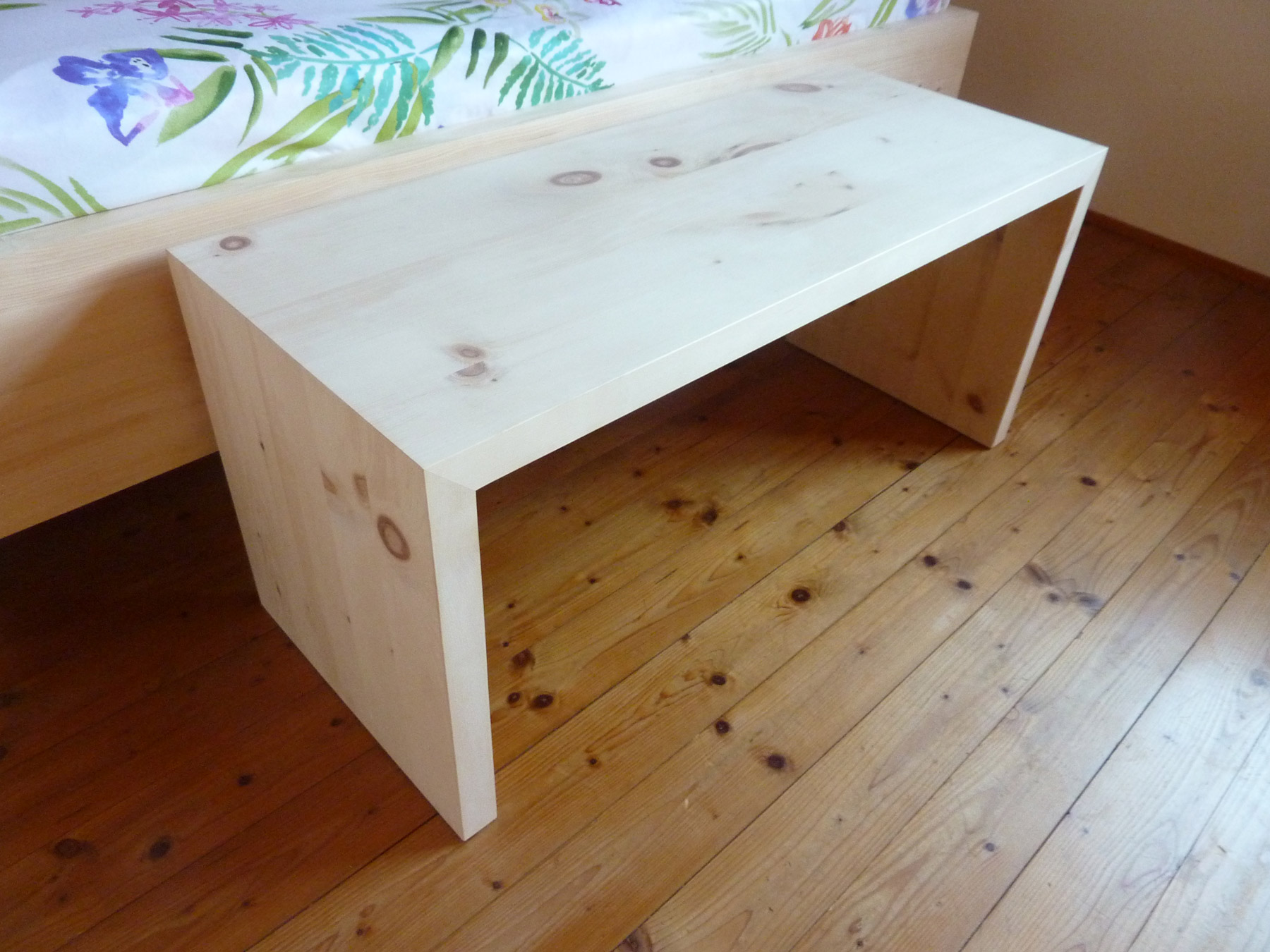 Bank U-Form aus Zirbelkiefer Massivholz