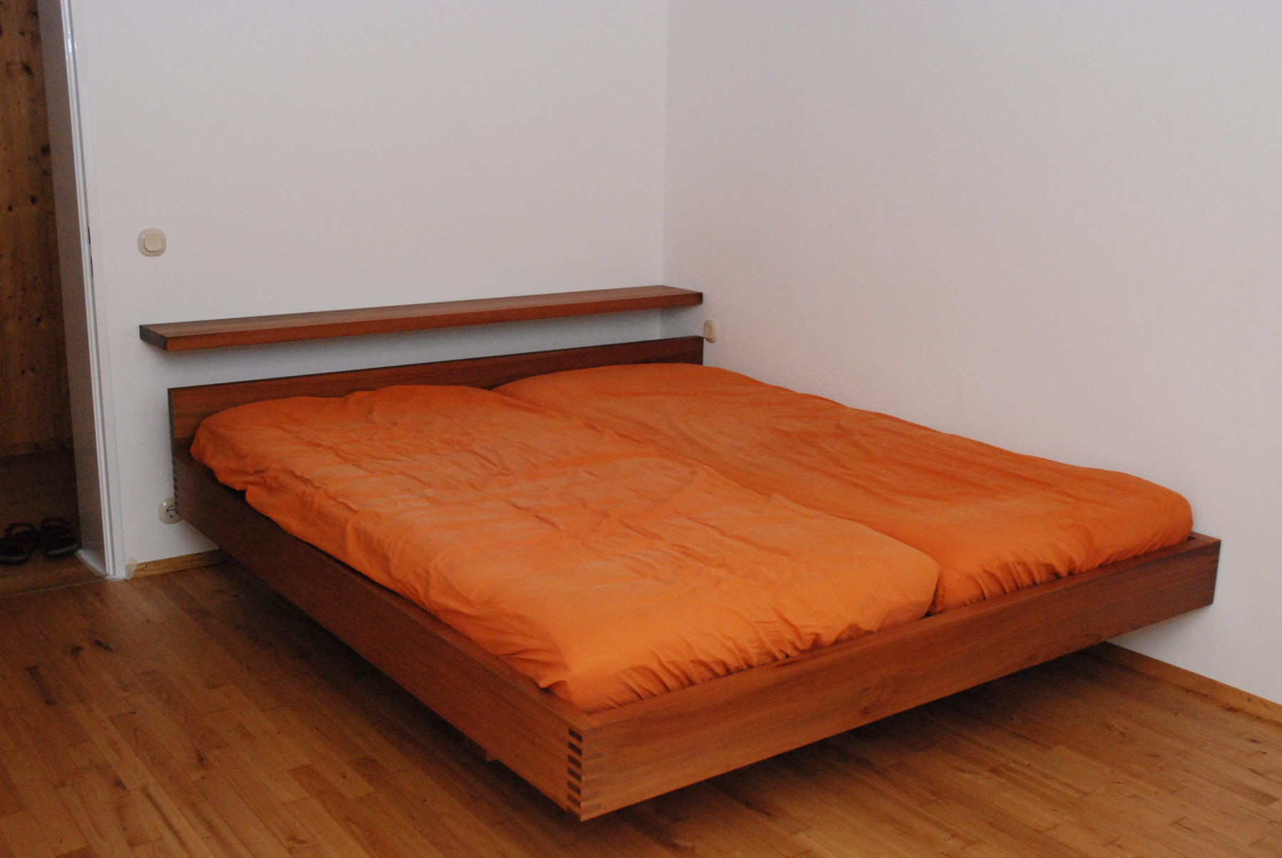 Bett 200cm breit in Rüster massiv