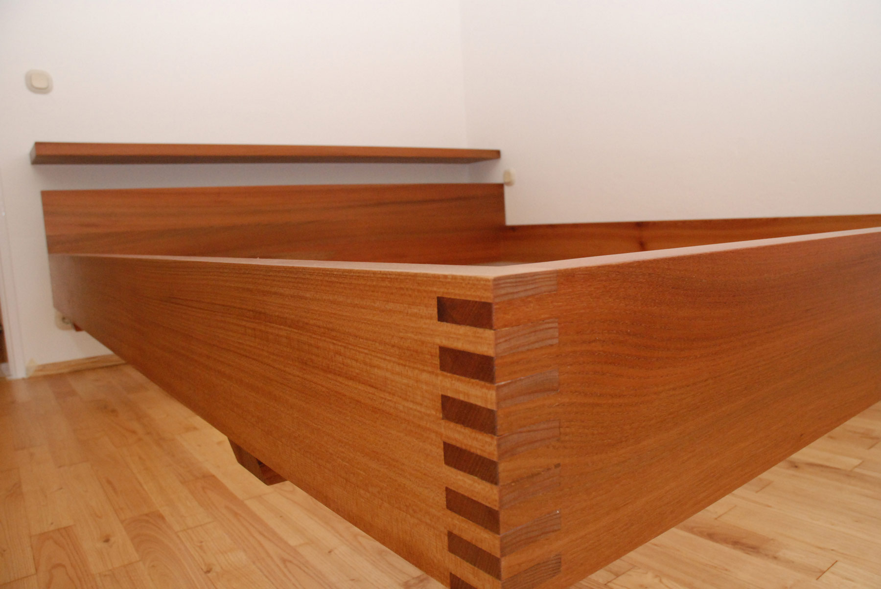 Bett mit gezinkten Ecken in Massivholz