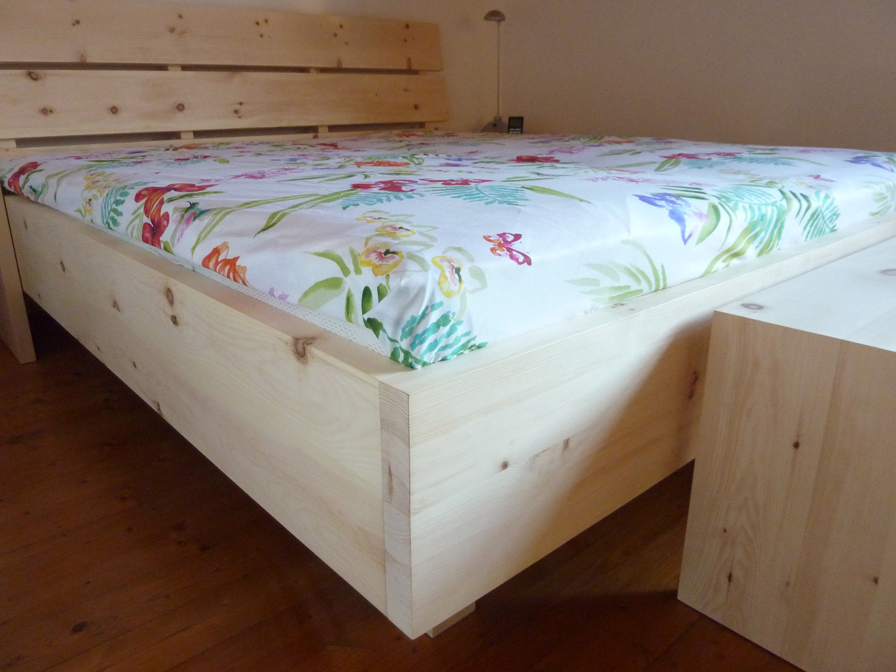 Schlichtes Massivholz Bett 200cm breit