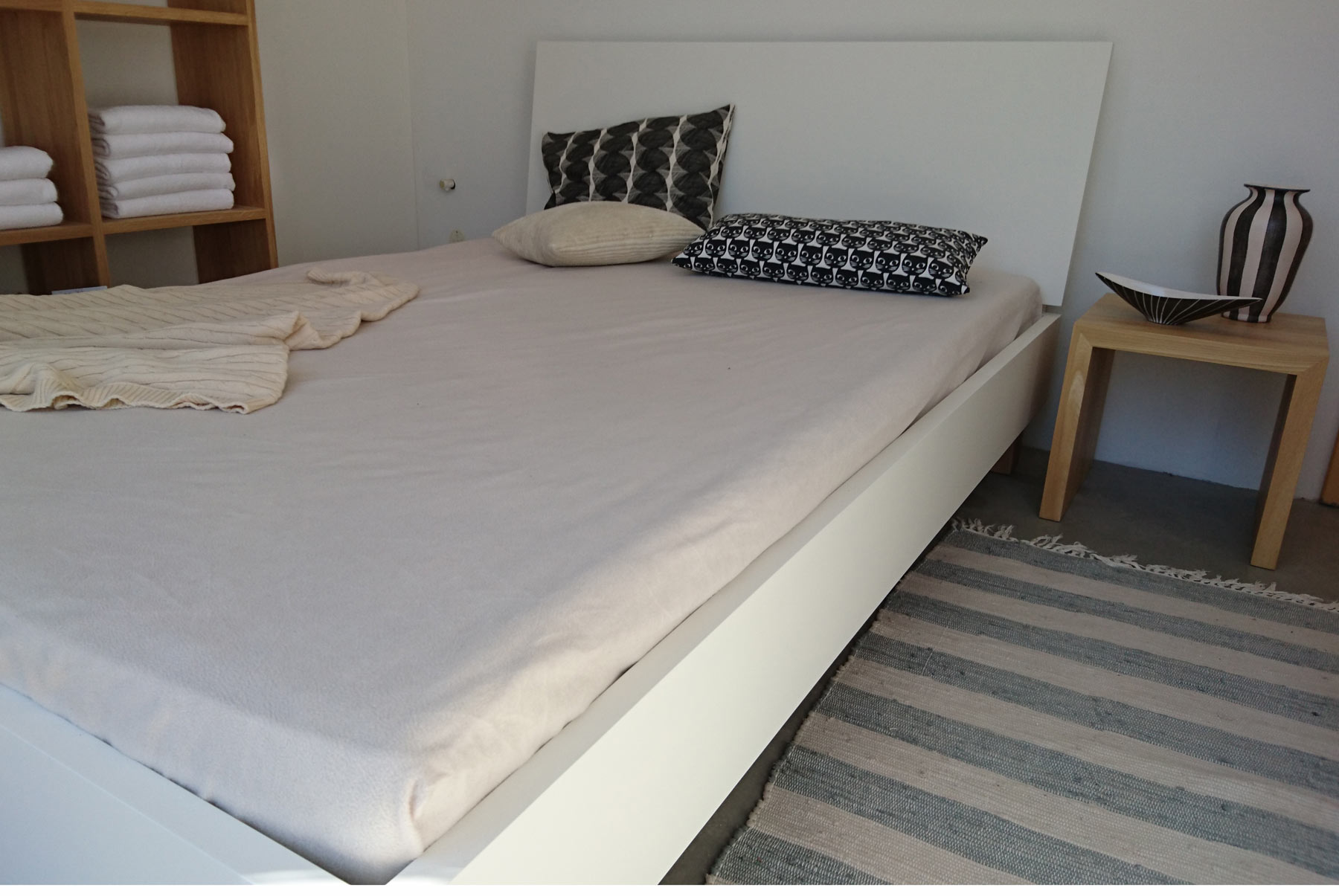 Weiss lackiertes Bett mit Rückenlehne 140cm breit