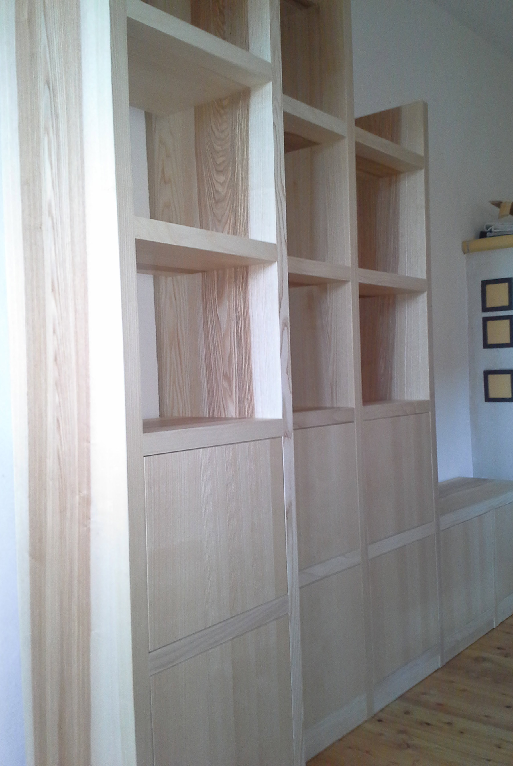 Bücherregal in Esche Massivholz lackiert