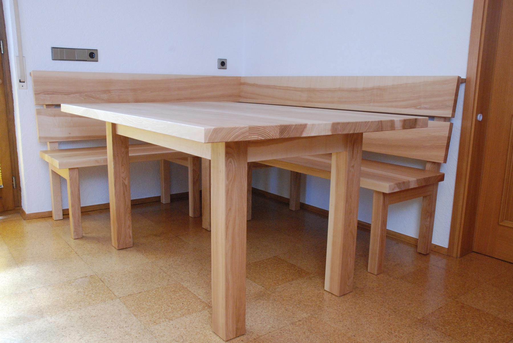 Bank und Tisch aus Massivholz