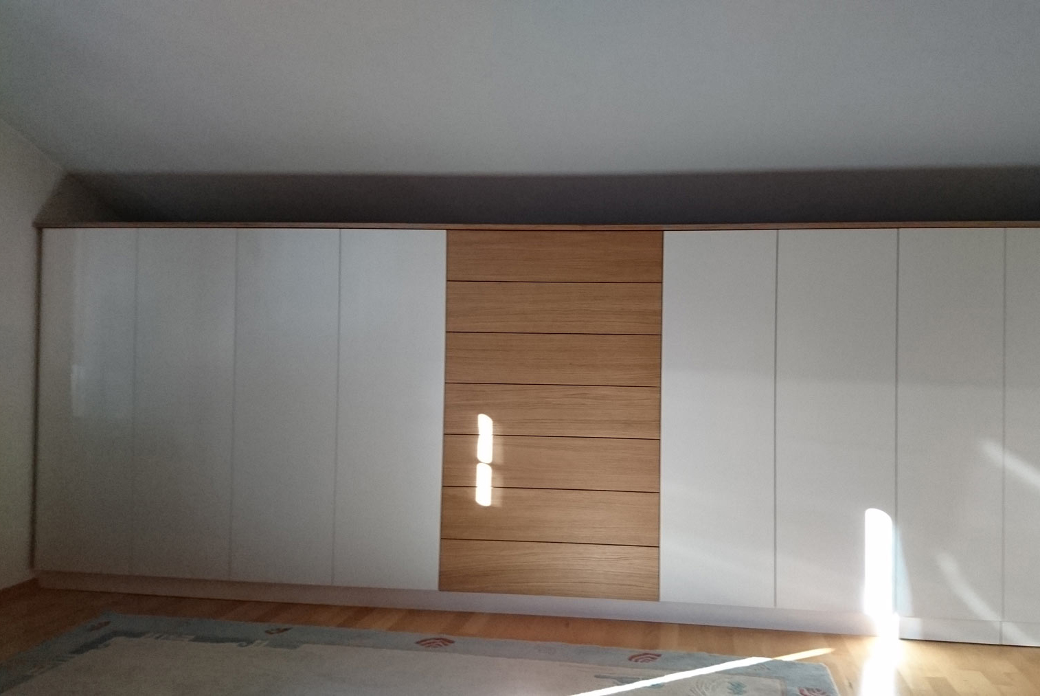 Einbauschrank in Dachschräge Eiche und weiss lackiert