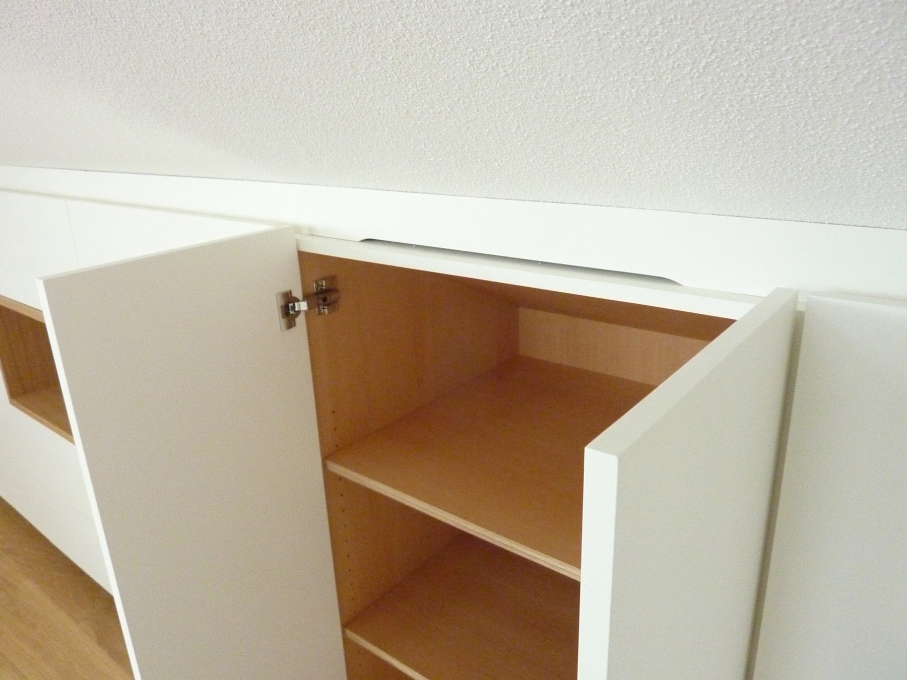 Hinterlüftung des Einbauschrank in weiss lackiert