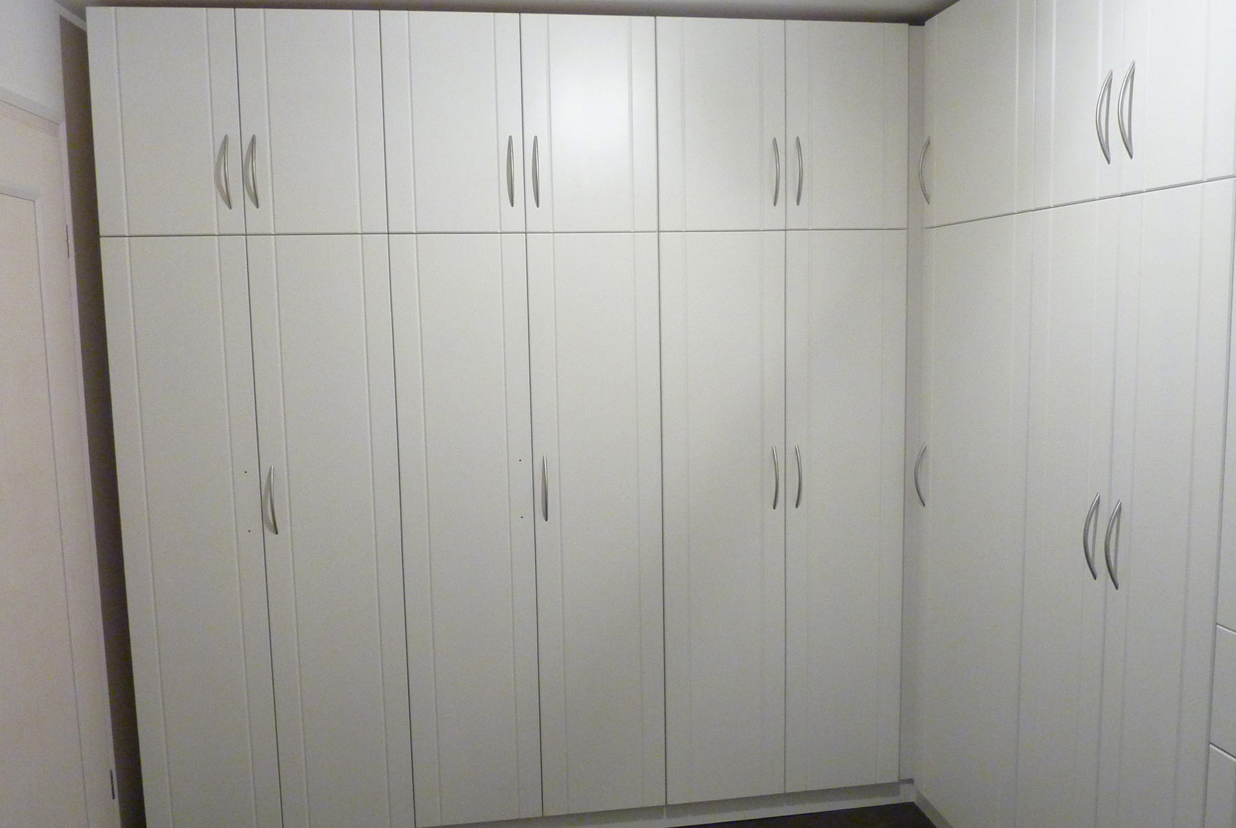 Einbauschrank deckenhoch mit Drehtüren