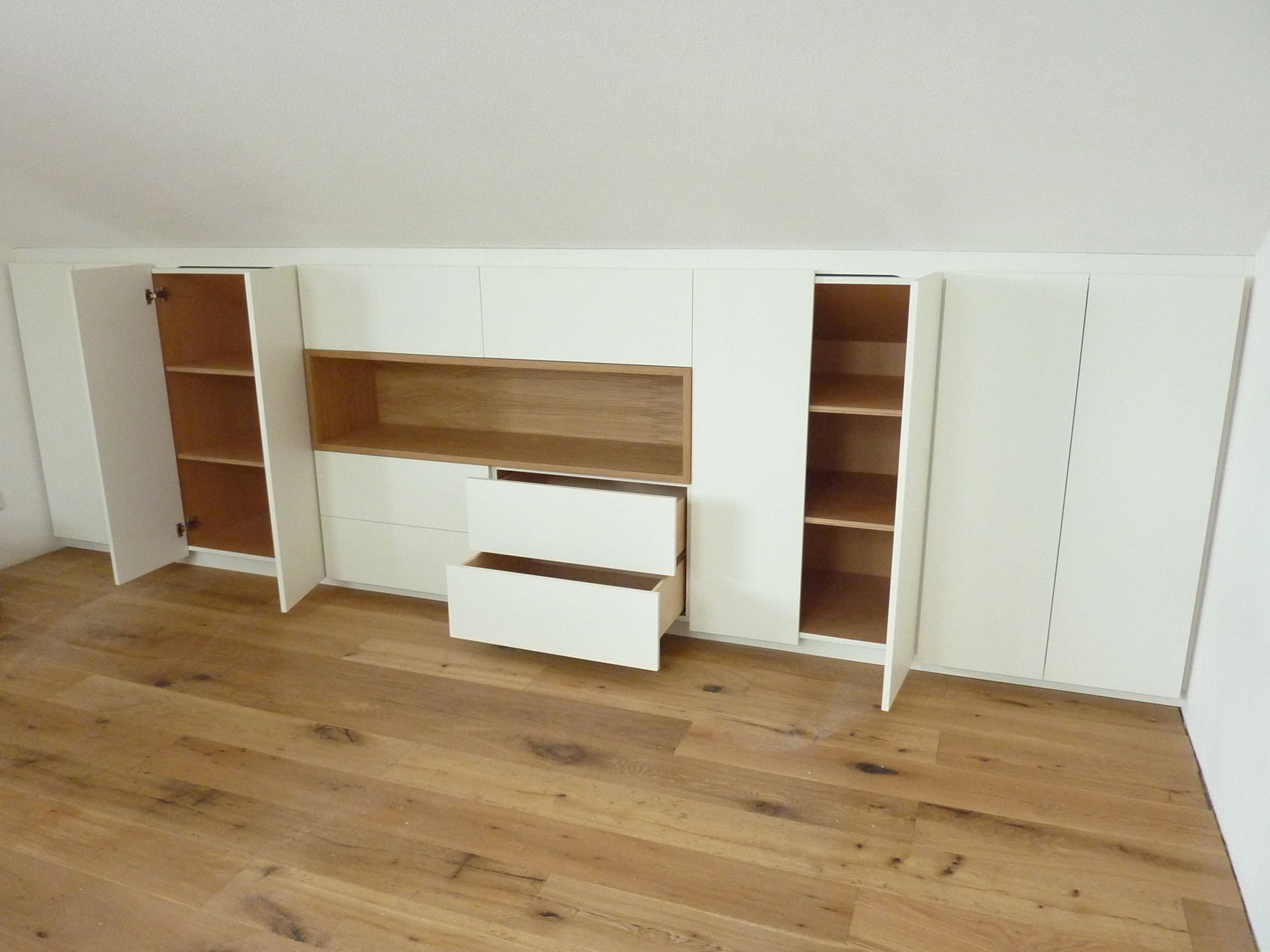 Einbauschrank in Wohnzimmer mit Schubladen