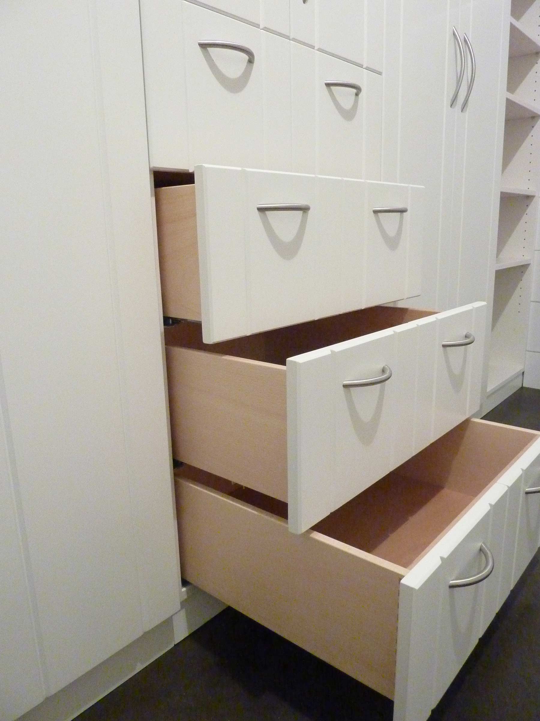 Einbauschrank mit massiven Schubladen