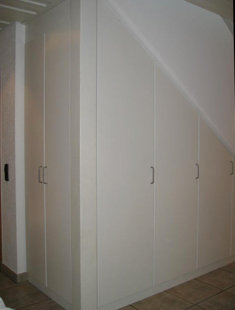 Einbauschrank in Schräge weiss