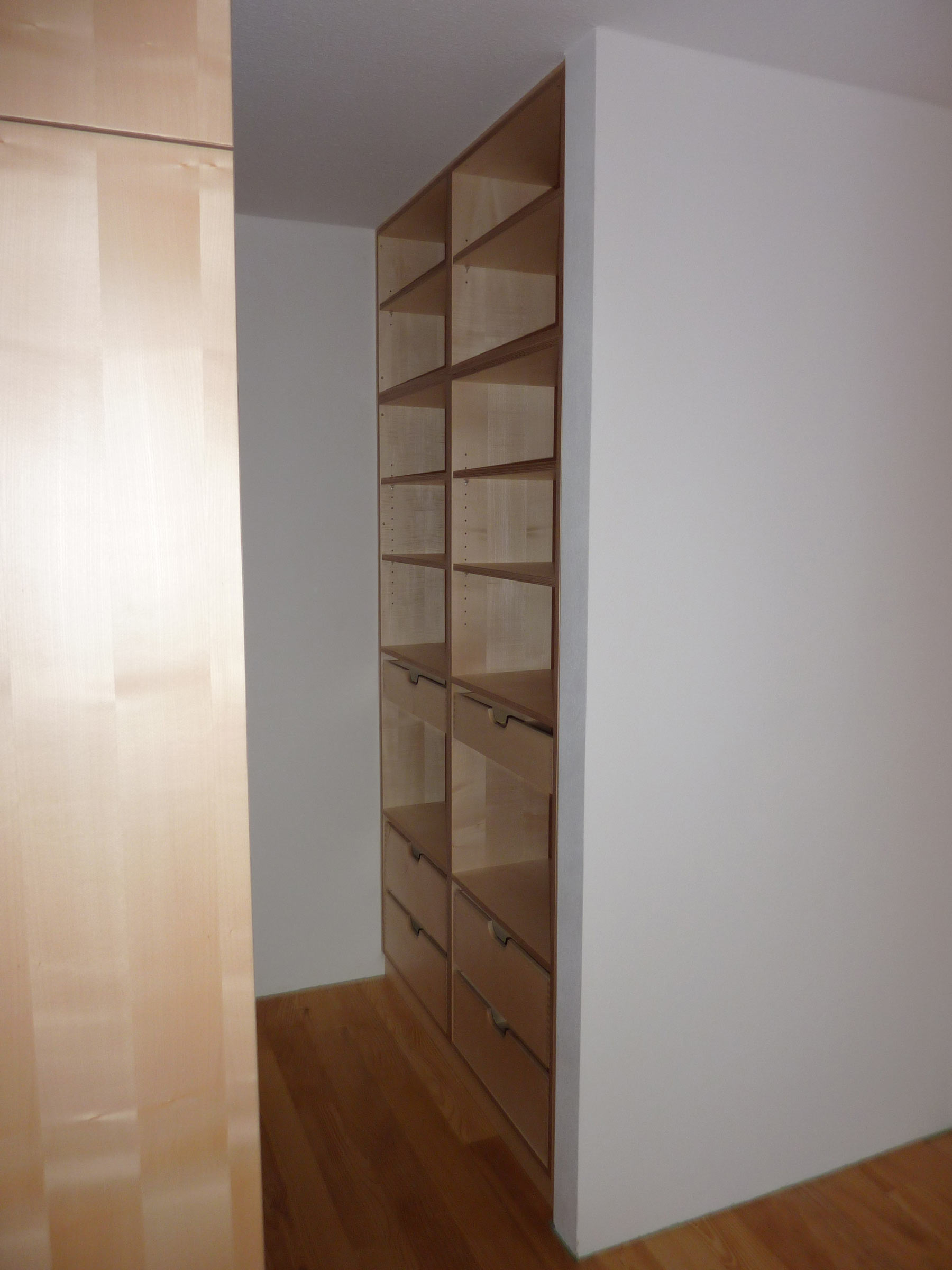 Einbauschrank in Niesche eingepasst