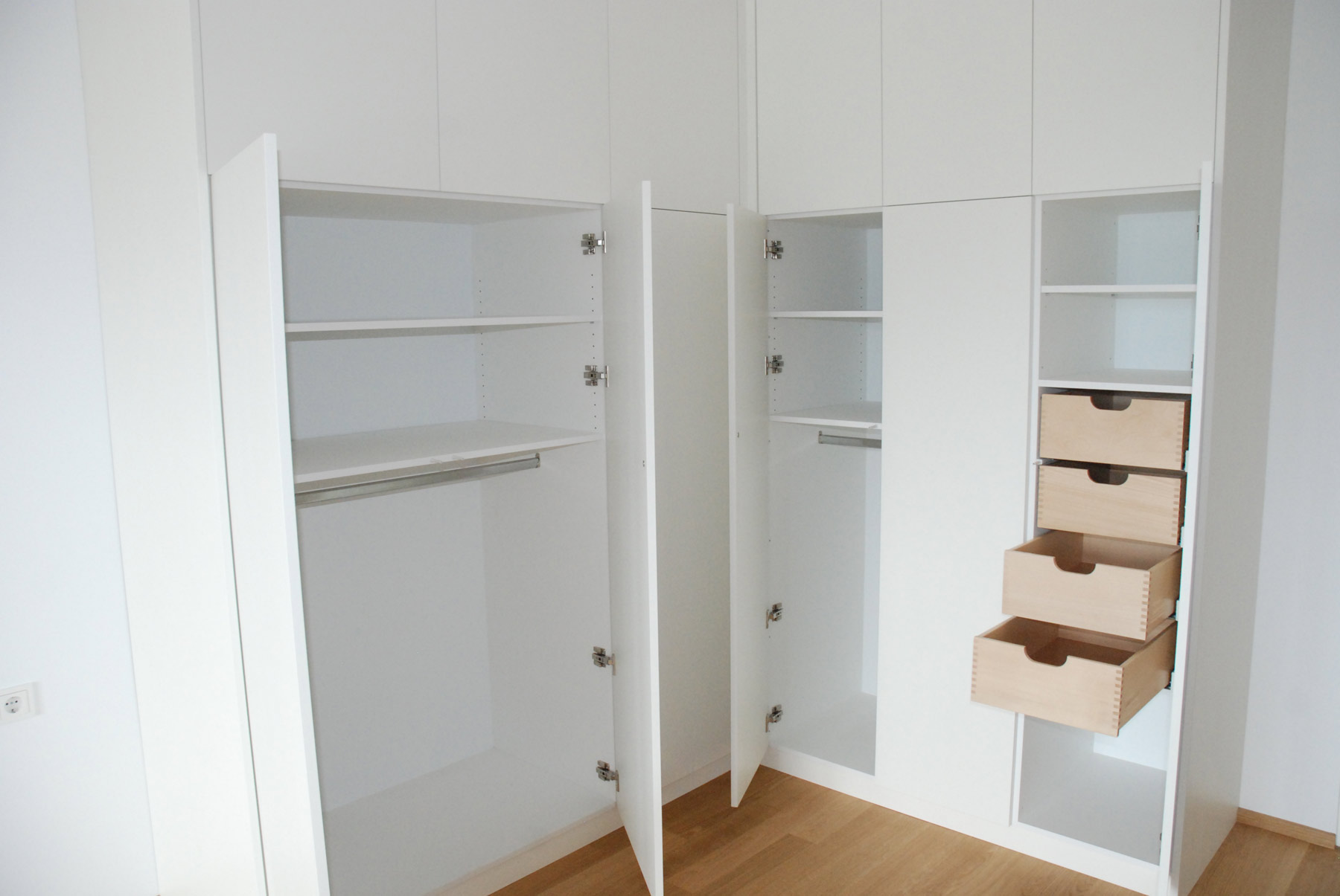 Schrank weiss lackiert mit push to open