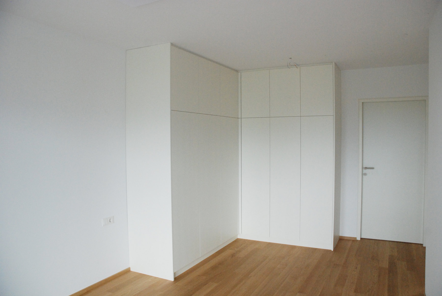 Schlafzimmer Eckschrank weiss lackiert ohne Griffe