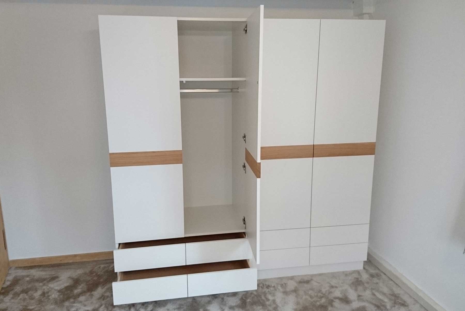 Kleiderschrank mit großen Schubladen und Kleiderstangen