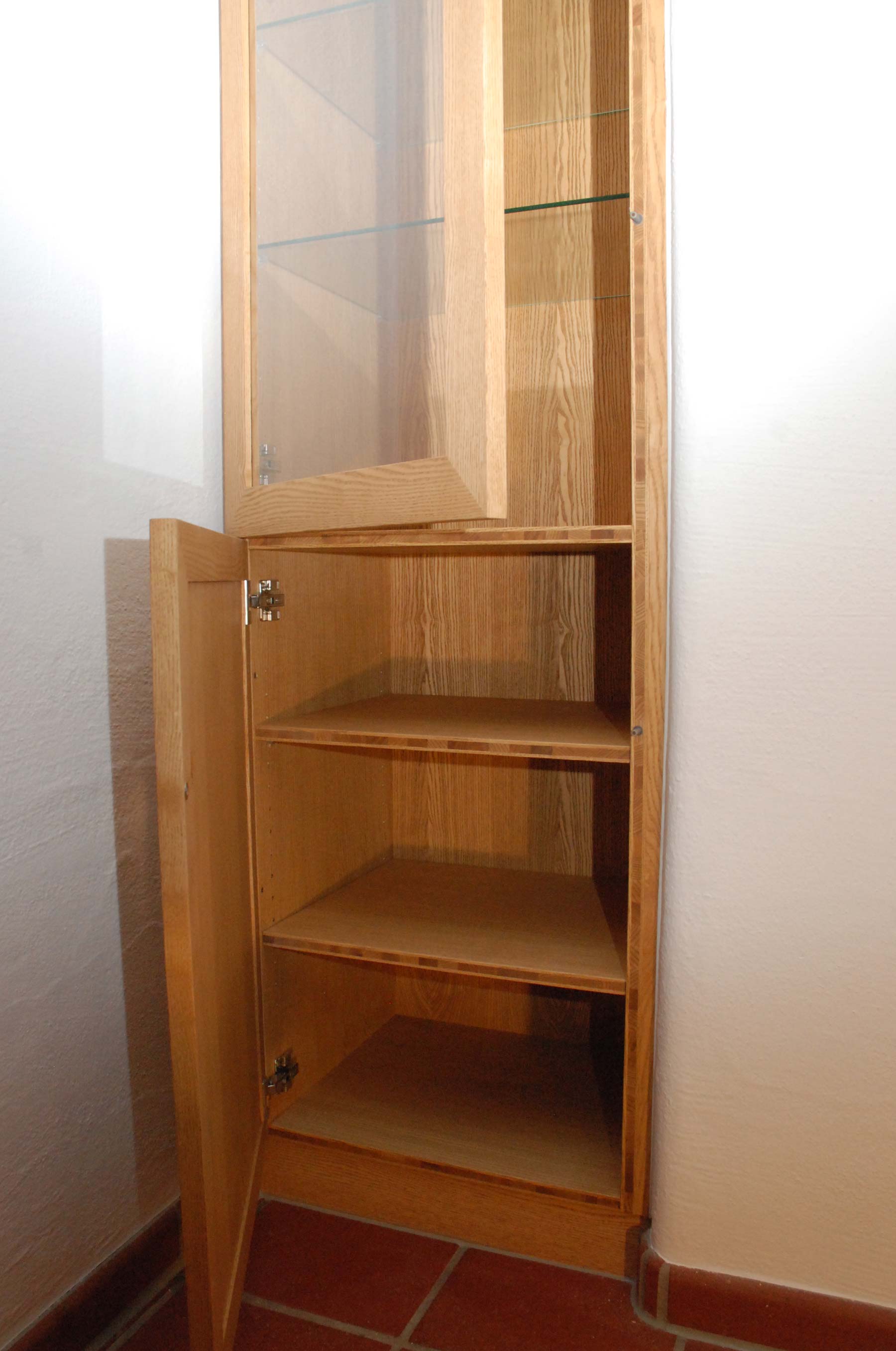 Einbauschrank in hohe Wandniesche