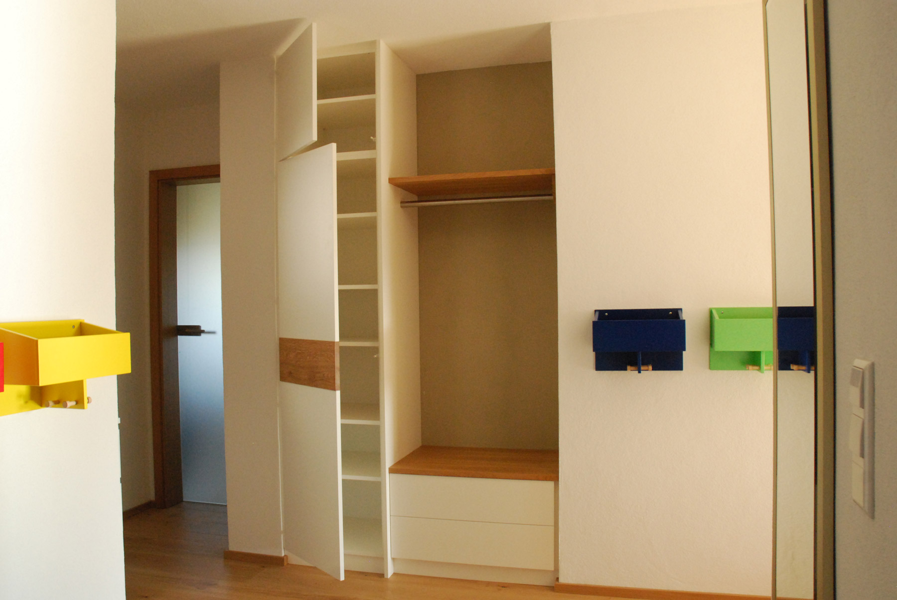 Garderobe mit Schuhschrank in Wandniesche weiss