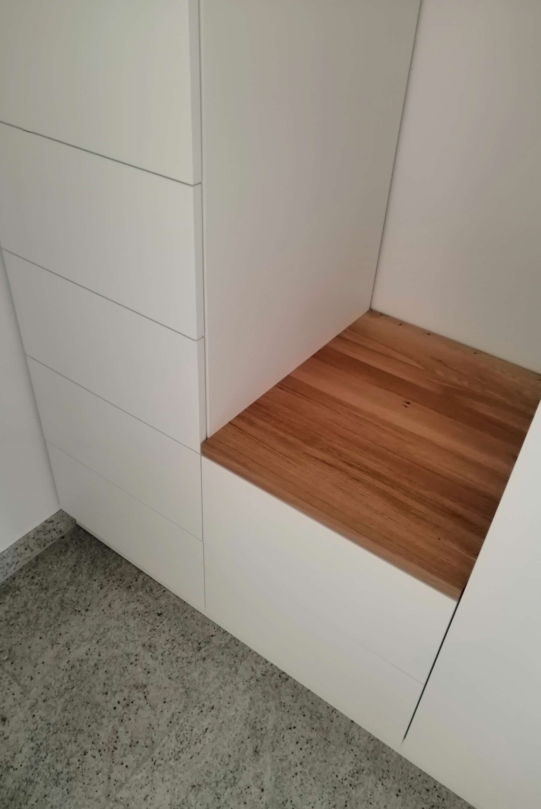 Eiche Massivholz Ablage in offener Garderobe