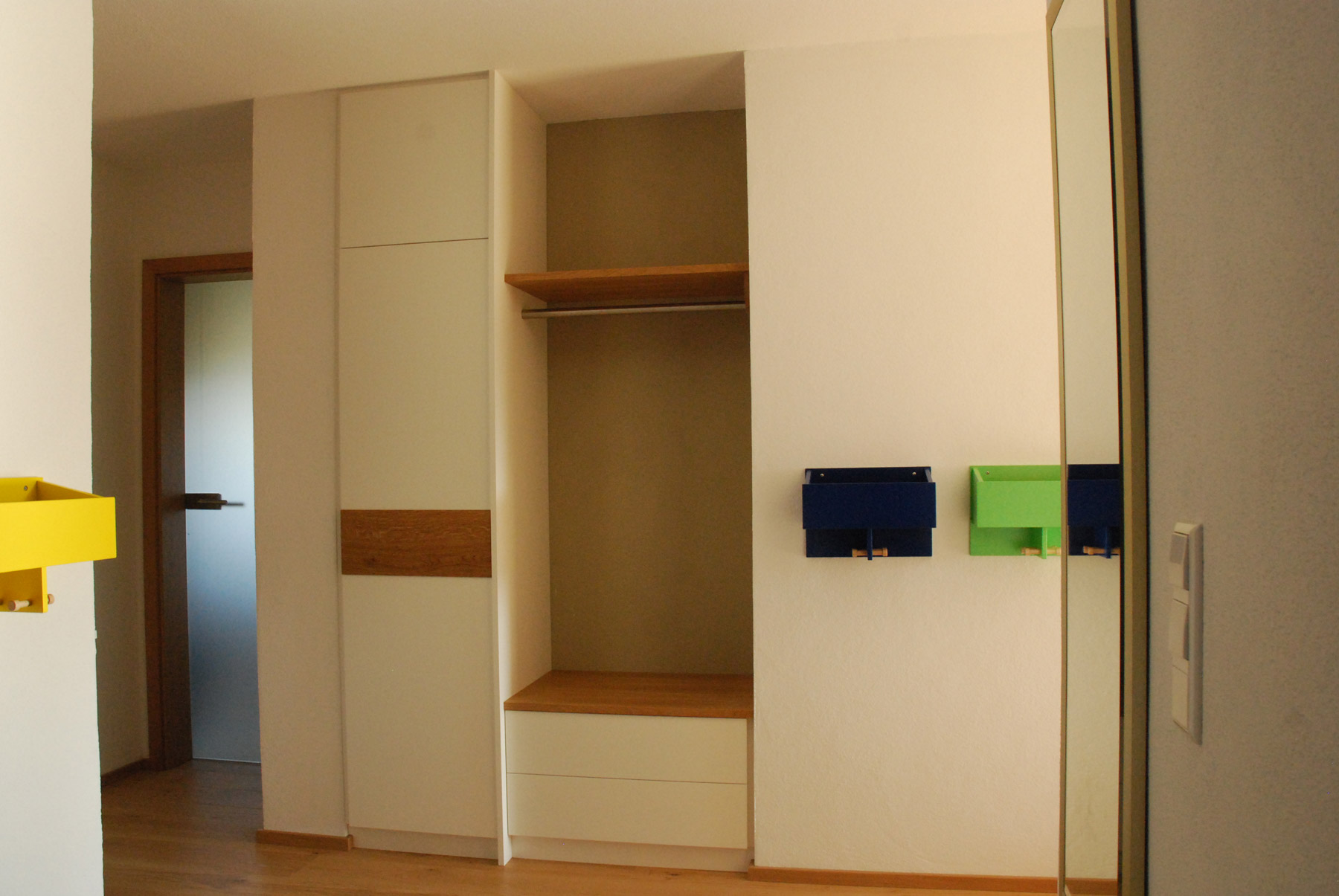 Offene Garderobe mit Sitzmöglichkeit und Schuhschrank