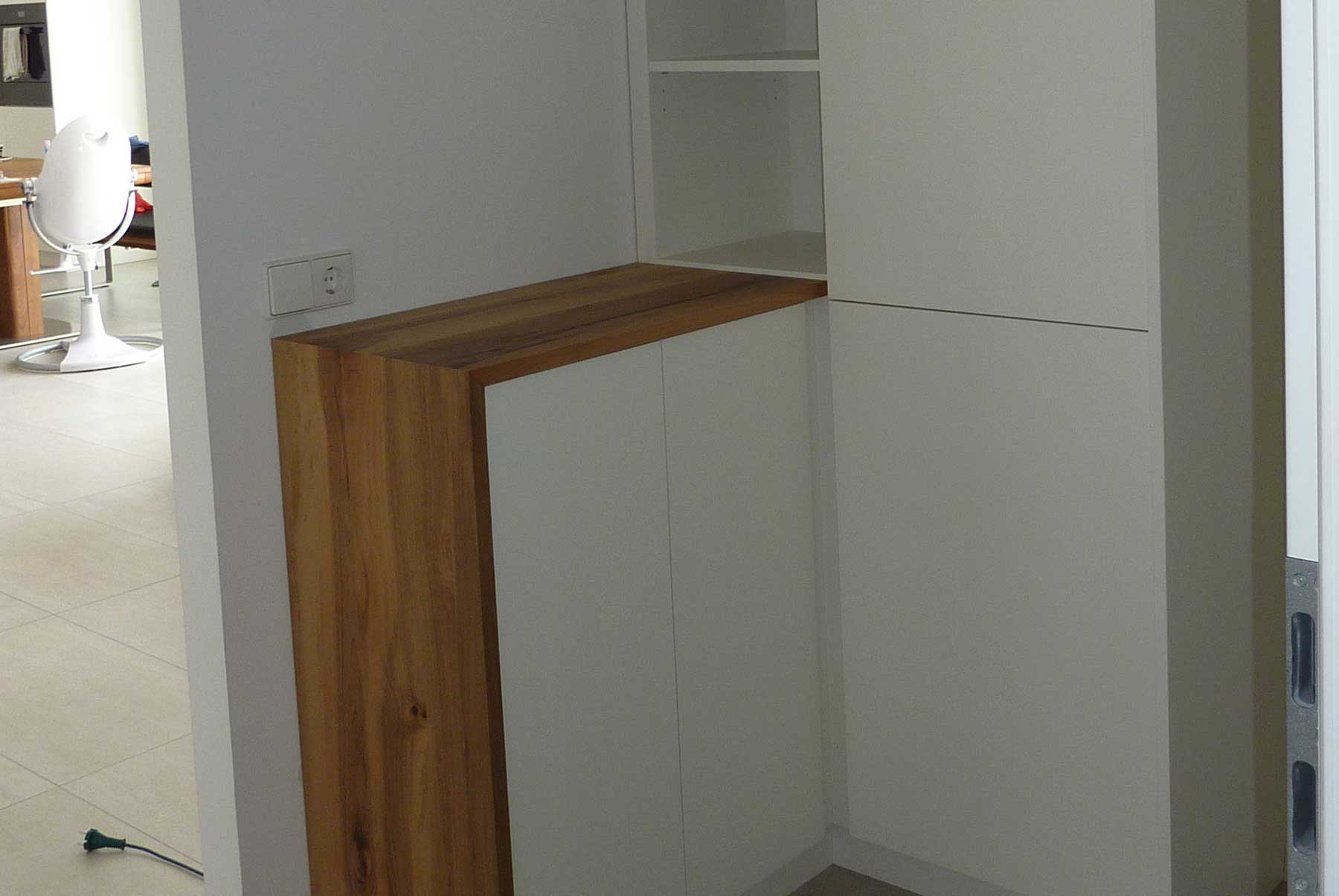 Garderobe weiss mit Ablage in Nussbaum