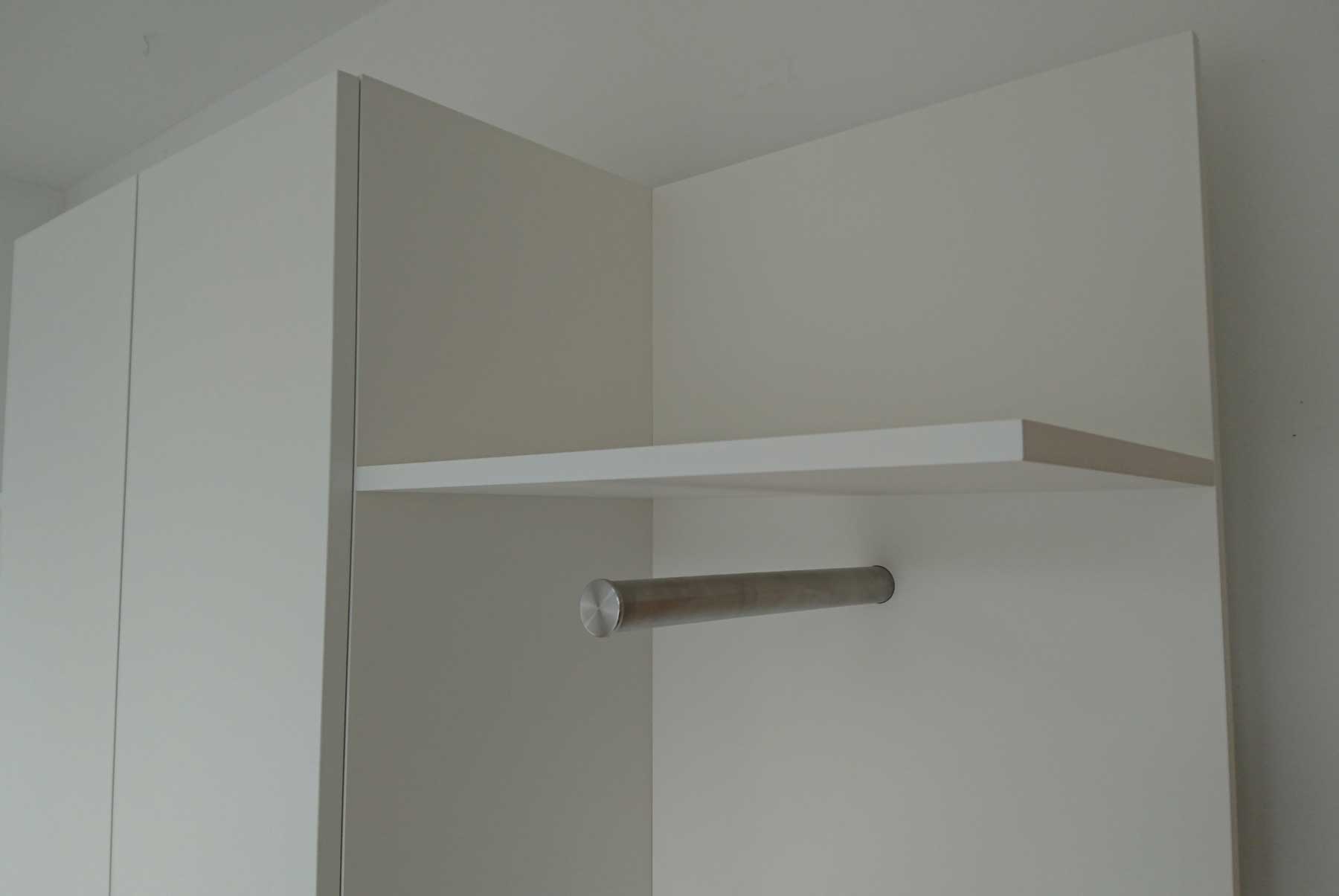 Schmale Garderobe in Hausgang