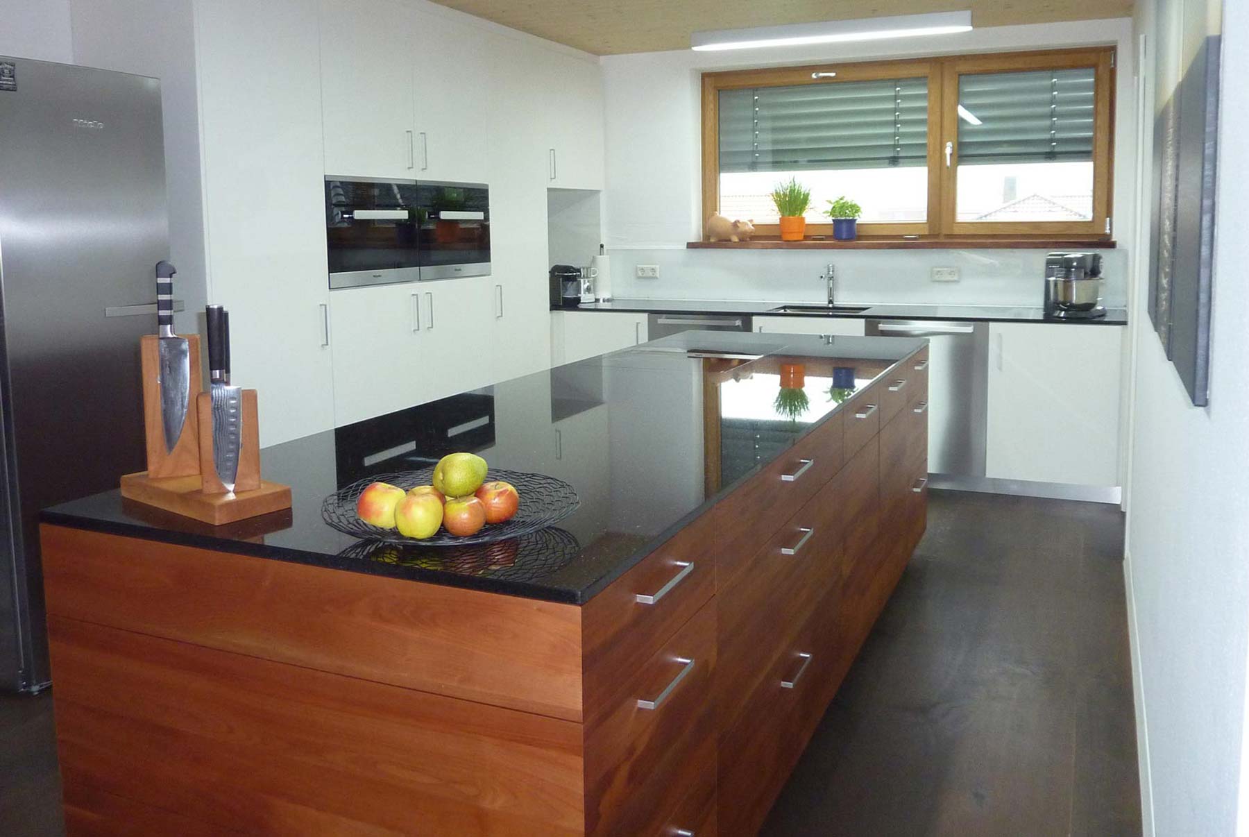Moderne Küche mit Massivholz und Stein kombiniert
