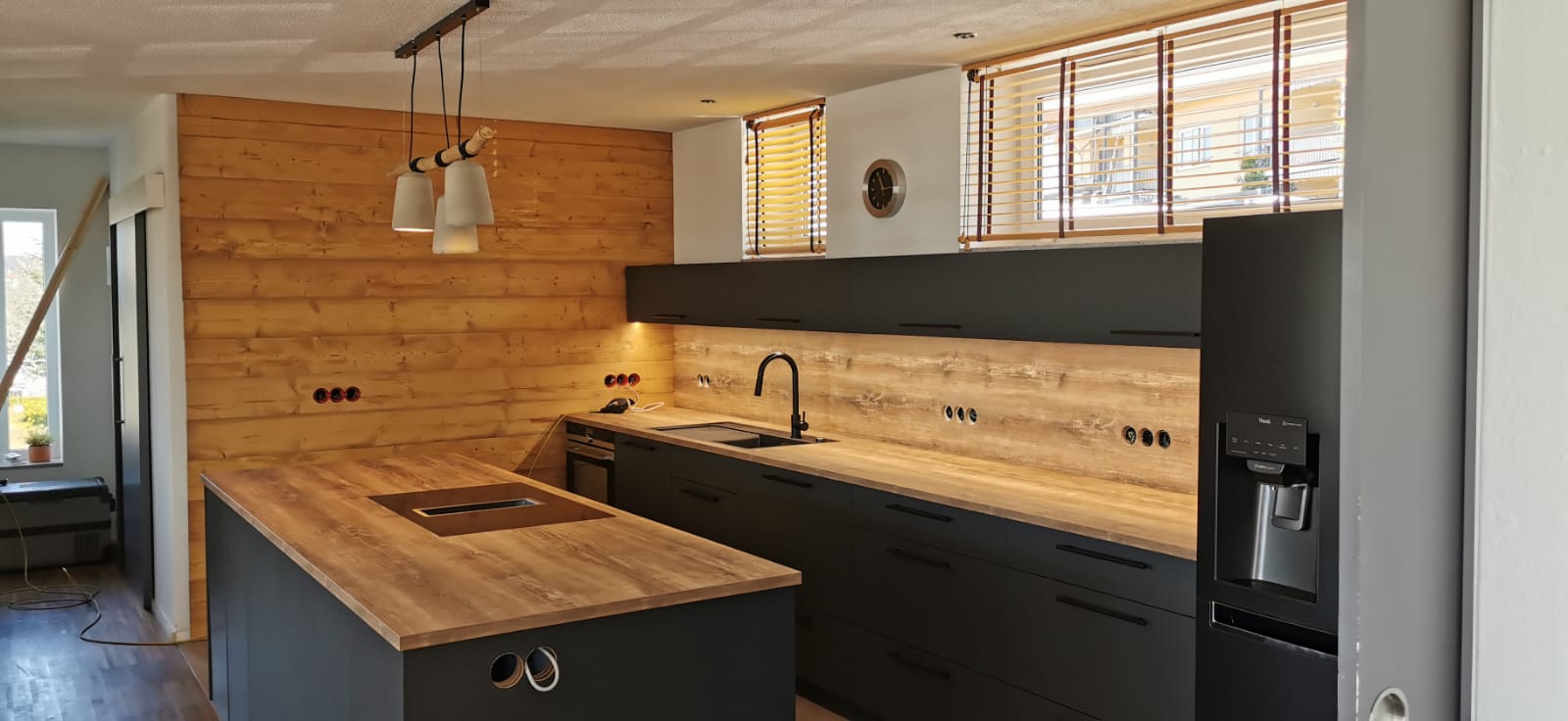 Küche mit Holzwand und LED Beleuchtung
