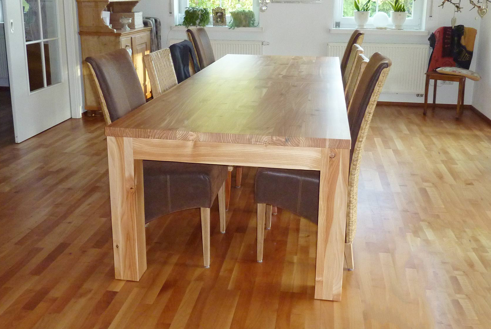 Lärche Massivholztisch 280cm lang - Tischgestell ganz aussen