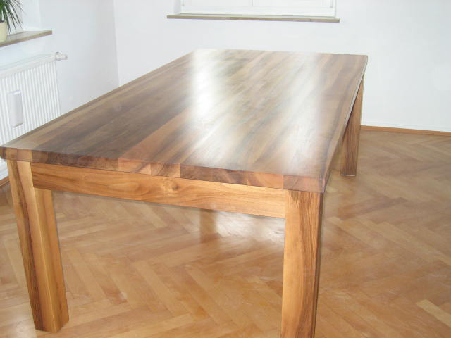 Tisch in Nussbaum massiv