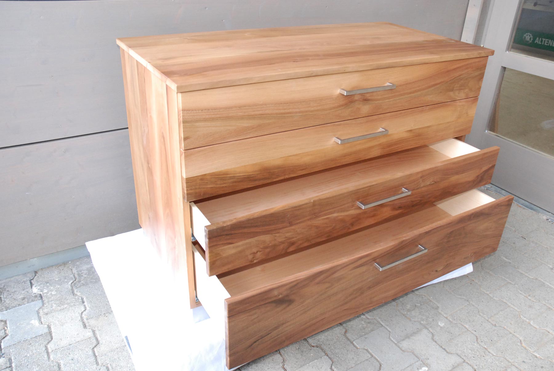 Highboard in Nussbaum mit 4 Schubladen