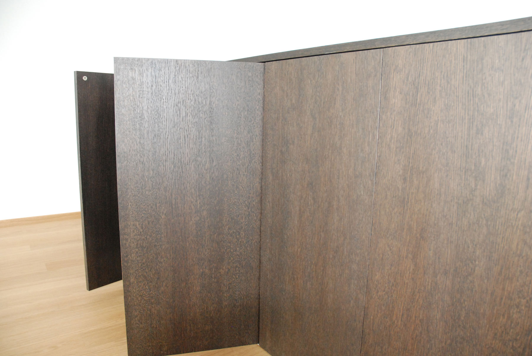 Designsideboard ohne Griffe in Eiche