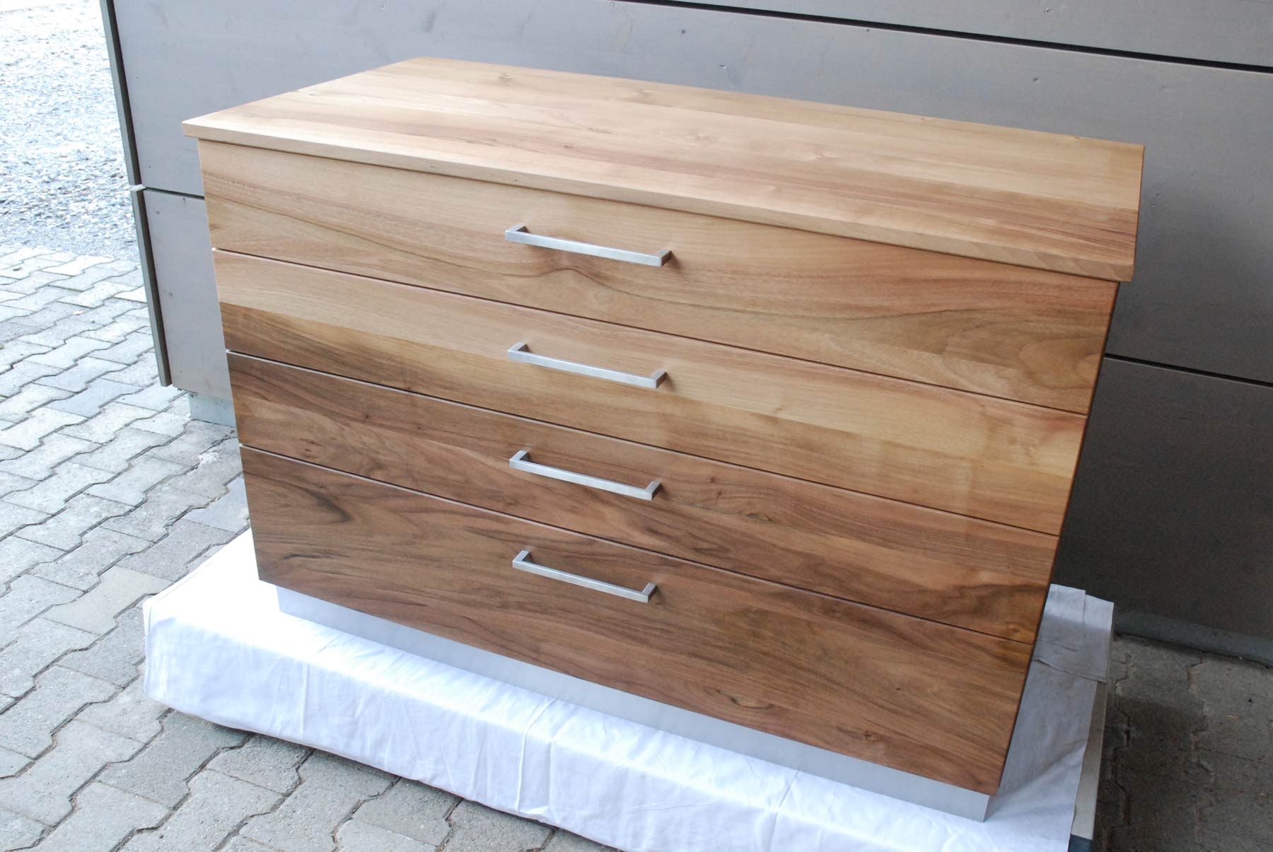 Highboard/ Komode in Nussbaum massiv mit 4 Schubladen