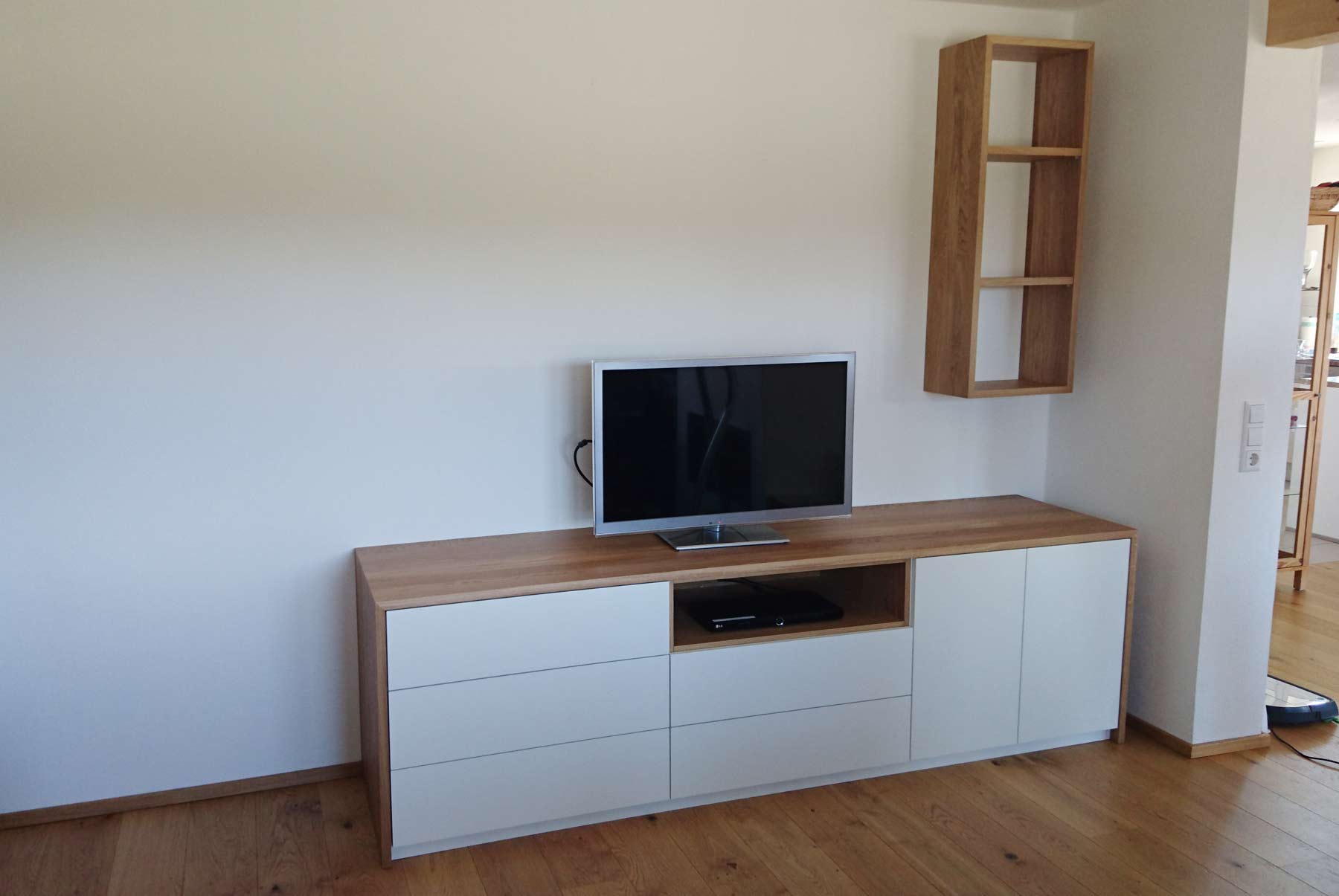 Sideboard weiss mit Eicheumrandung und Regal