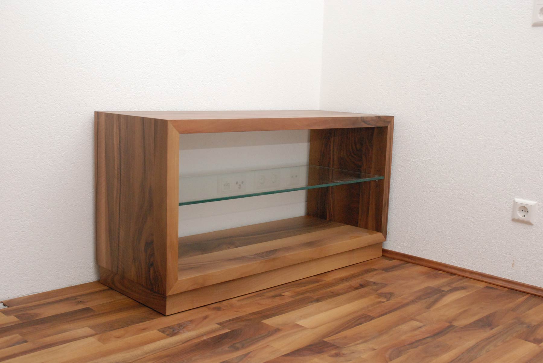 TV Schrank mit Glasböden in Nussbaum