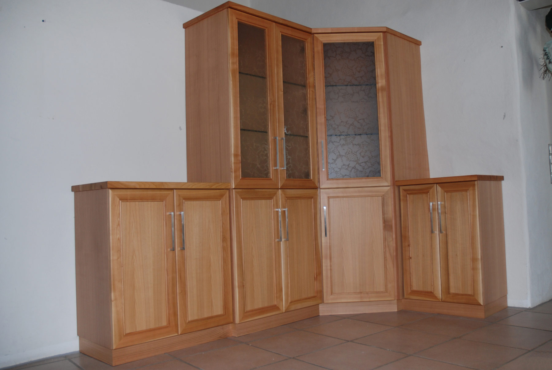 Wohnzimmerschrank in Raumecke angepasst aus Kirschbaum Massivholz