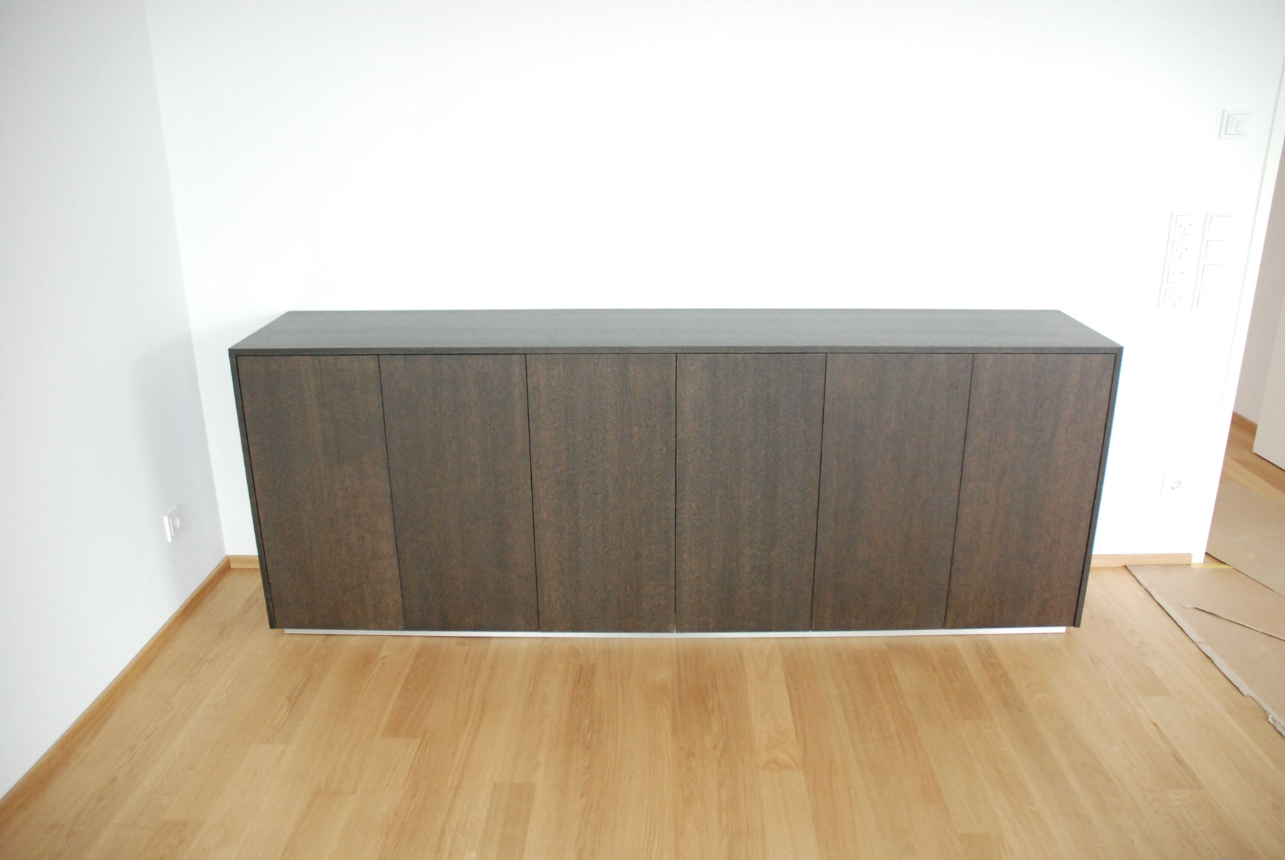 Schwarz gebeiztes Highboard für TV und Steroanlage